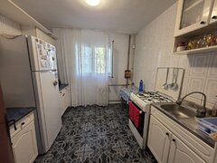 Trapezului, pe B-ul 1 Decembrie 1918, 15 minute metrou, Auchan, bloc 1980