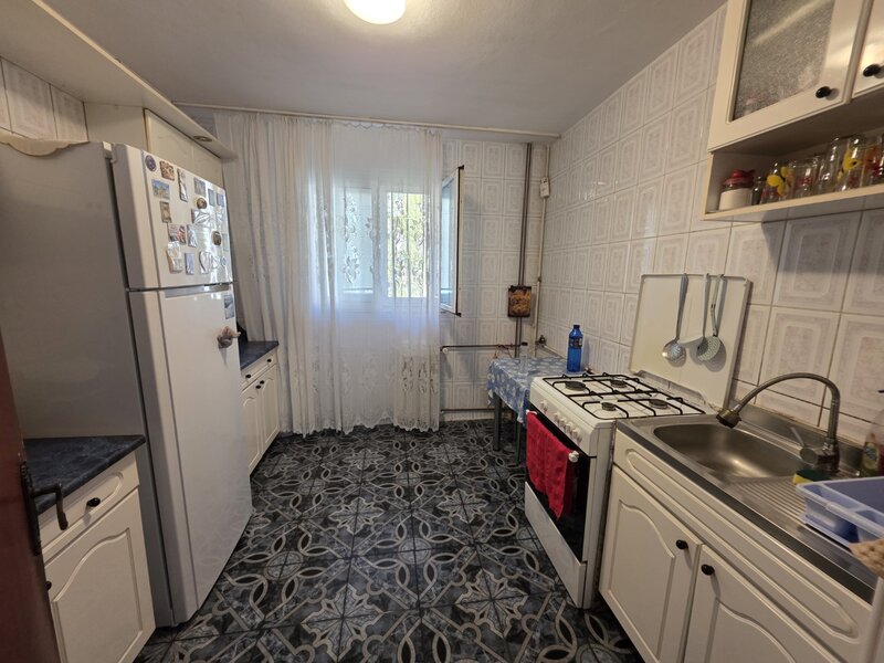 Trapezului, pe B-ul 1 Decembrie 1918, 15 minute metrou, Auchan, bloc 1980,