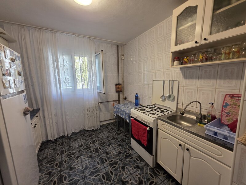 Trapezului, pe B-ul 1 Decembrie 1918, 15 minute metrou, Auchan, bloc 1980,